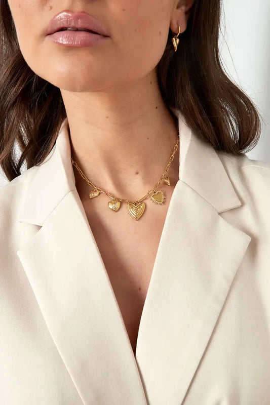 Bedelketting 'Hearts for the Win' in goud en zilver, met delicate hartvormige hangers aan een fijne schakelketting