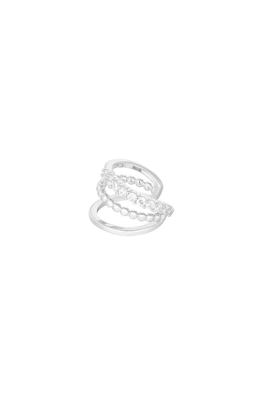 Zilveren earcuff met drie ringen, een trendy en minimalistisch accessoire voor een gedurfde, moderne uitstraling.